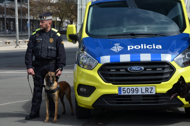 A Barcelona Guàrdia Urbana police officer on April 11, 2022 (by Ajuntament de Barcelona)